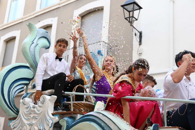 Les carrosses de Gata omplin el recorregut d’enginy, confeti,… i crítiques per l’entrada de bous “sorpresa” Les carrosses de Gata omplin el recorregut d’enginy, confeti,… i crítiques per l’entrada de bous “sorpresa”